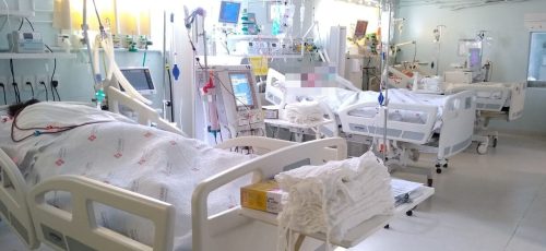 Em um ano de pandemia, o Hospital São Francisco viu seu espaço dedicado a tratar pacientes com a covid aumentar 425%, conforme dados divulgados no fim de fevereiro. Dentro desse crescimento, a unidade passou de 15 leitos de UTI Covid para 20, e de 36 leitos de enfermaria para 85. Cenário antes apenas utópico, a superlotação do hospital se tornou realidade no início de 2021.
